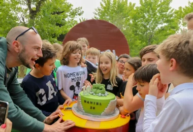 Enfants avec gâteau d'anniversaire durant une journée de paintball