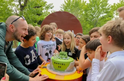 Enfants avec gâteau d'anniversaire durant une journée de paintball