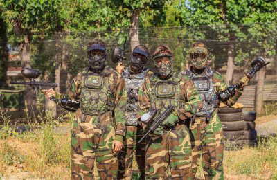 Joueurs de paintball équipés avec masque, protections et lanceurs