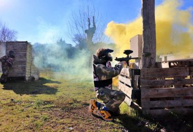 Joueurs de paintball en action avec fumigènes de couleur