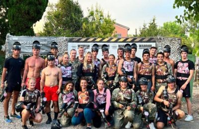 Photo de groupe joueurs de paintball durant une journée tournoi paintball