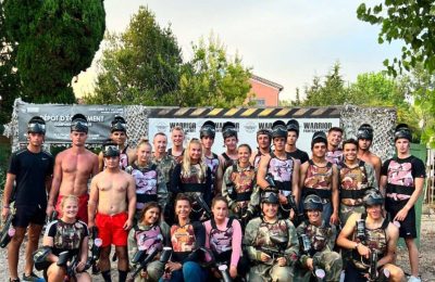 Photo de groupe joueurs de paintball durant une journée tournoi paintball