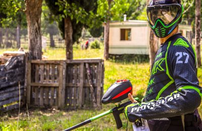 Joueur de paintball équipé avec lanceur, masque et protection durant une partie