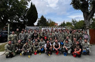Photo de groupe team building durant journée paintball